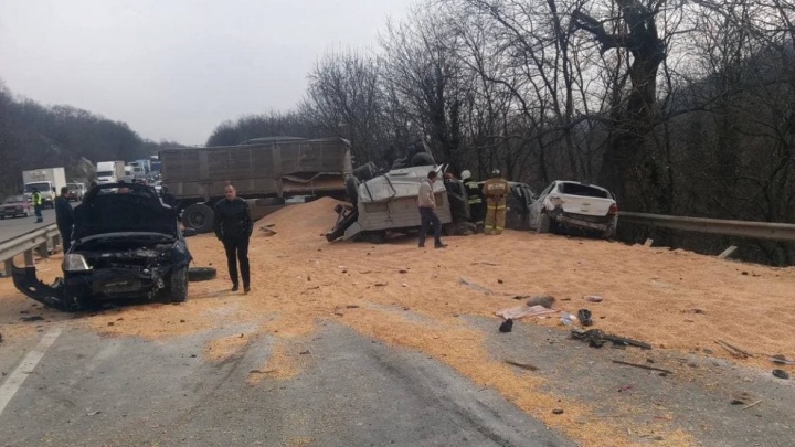 Под Новороссийском грузовик столкнулся с 11 машинами, водитель погиб