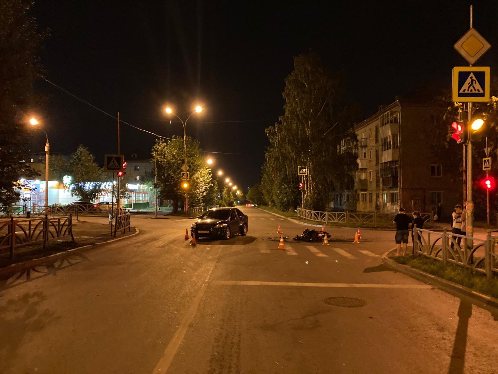 В Екатеринбурге полиция разыскивает очевидцев аварии с мотоциклистом