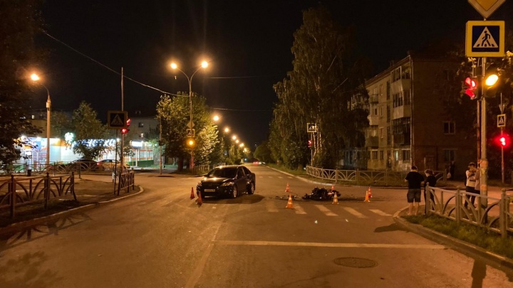 В Екатеринбурге полиция разыскивает очевидцев аварии с мотоциклистом