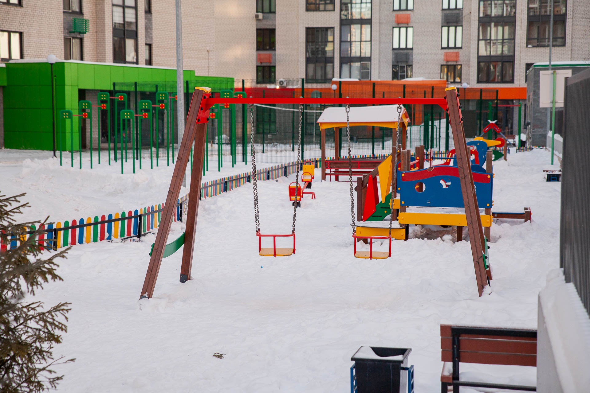 Детские площадки во дворе самые обычные: пластиково-деревянные и аляпистые. Но они в хорошем состоянии, всё работает