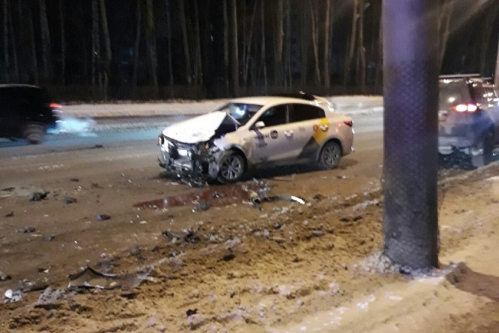 На участке Республики в аварию попали три машины На участке Республики в аварию попали три машины