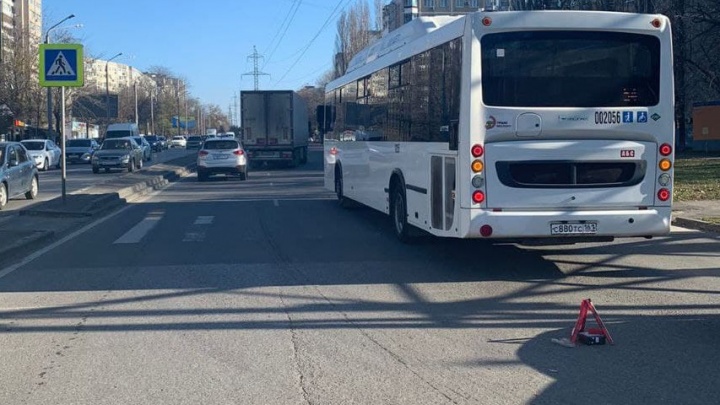 Автобус сбил девушку на пешеходном переходе в Ростове
