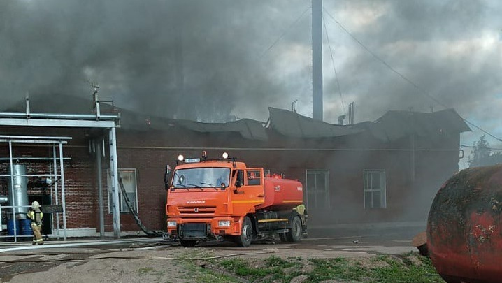 В поселке Минниханова горит молочный завод. Он находится в стадии банкротства