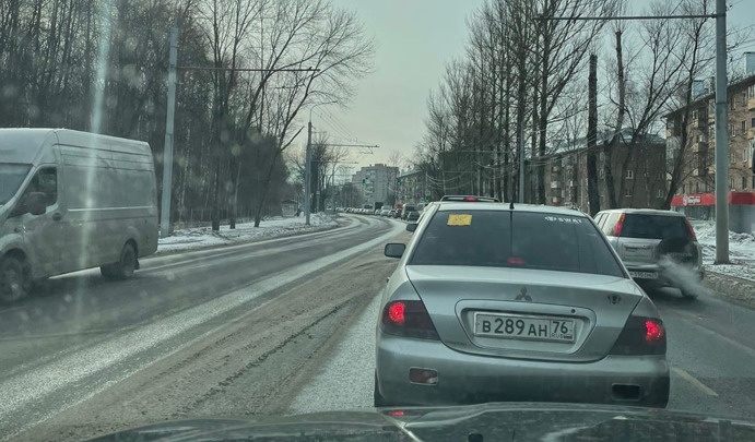 «Машина на встречке»: сегодня утром целый район Ярославля встал в пробку