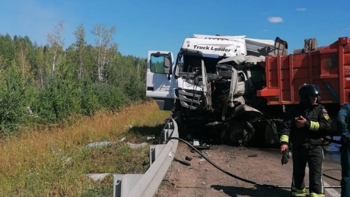 На ЕКАД столкнулись три грузовика: видео первых минут после аварии