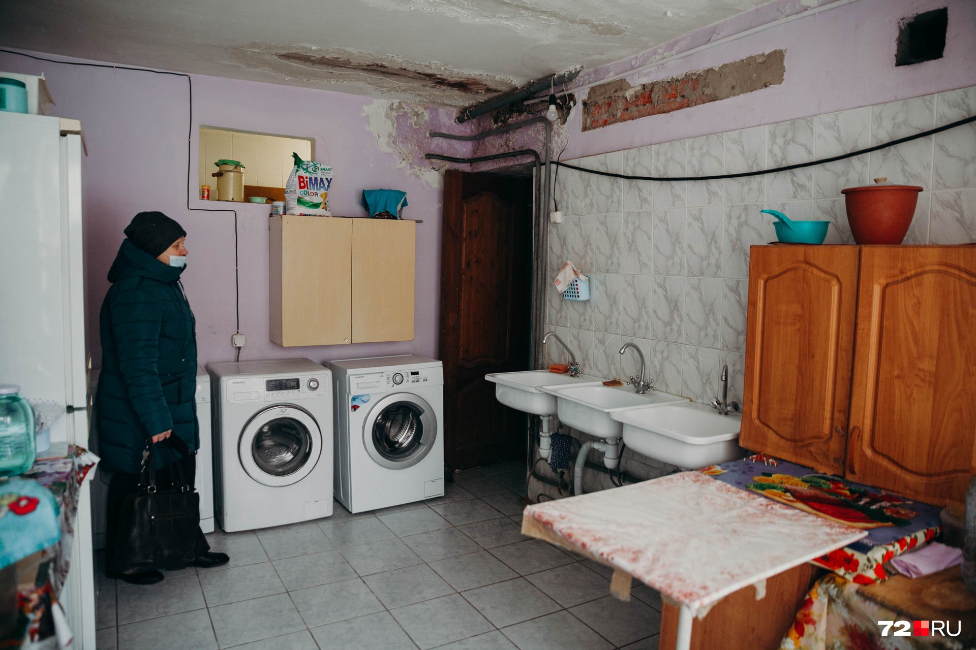 Ирина показывает кухню и место, где протекают потолки и отваливается штукатурка