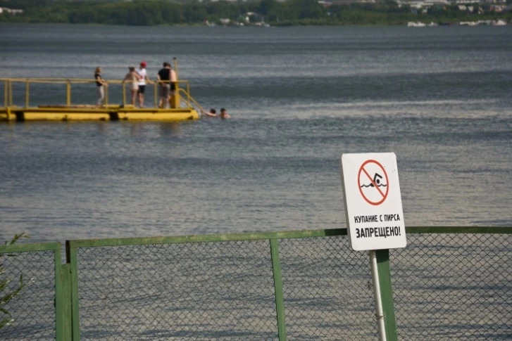 На пляжах Новосибирского водохранилища попросили не купаться из-за качества воды