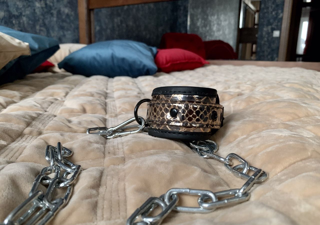 Тема оков и заключения продолжается в наручниках, которыми клиенты приковывают друг друга к кровати Тема оков и заключения продолжается в наручниках, которыми клиенты приковывают друг друга к кровати