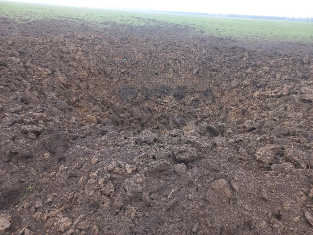 Силовики заявляют, что эта воронка образовалась после разрыва снаряда Силовики заявляют, что эта воронка образовалась после разрыва снаряда