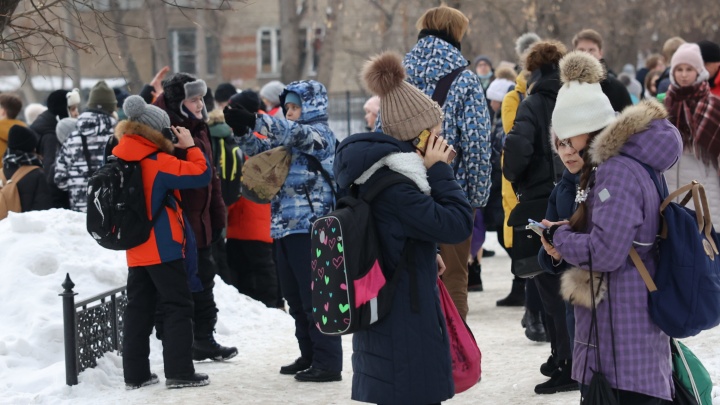 Школы Челябинска распустили детей по домам из-за сообщений о минировании. Как это было — онлайн-репортаж