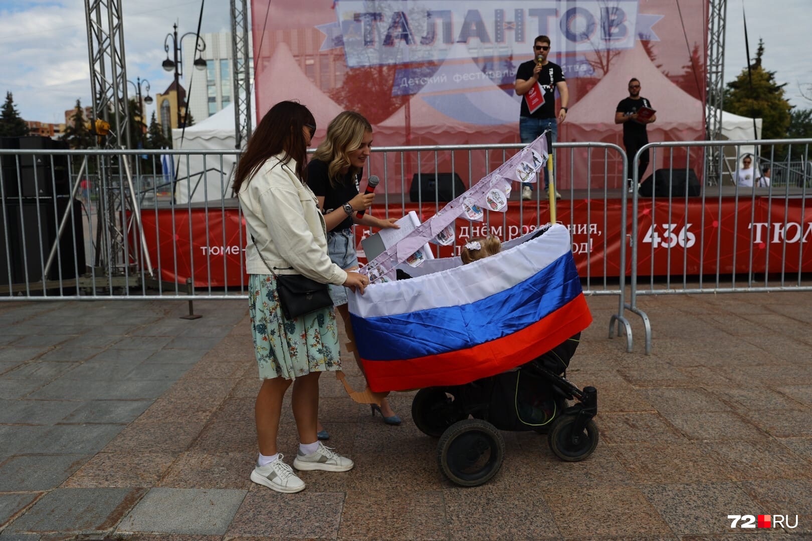 Тема «Парада колясок» в этом году — «Россия — это мы». Эти участники задействовали триколор, дополнив его декоративными элементами Тема «Парада колясок» в этом году — «Россия — это мы». Эти участники задействовали триколор, дополнив его декоративными элементами
