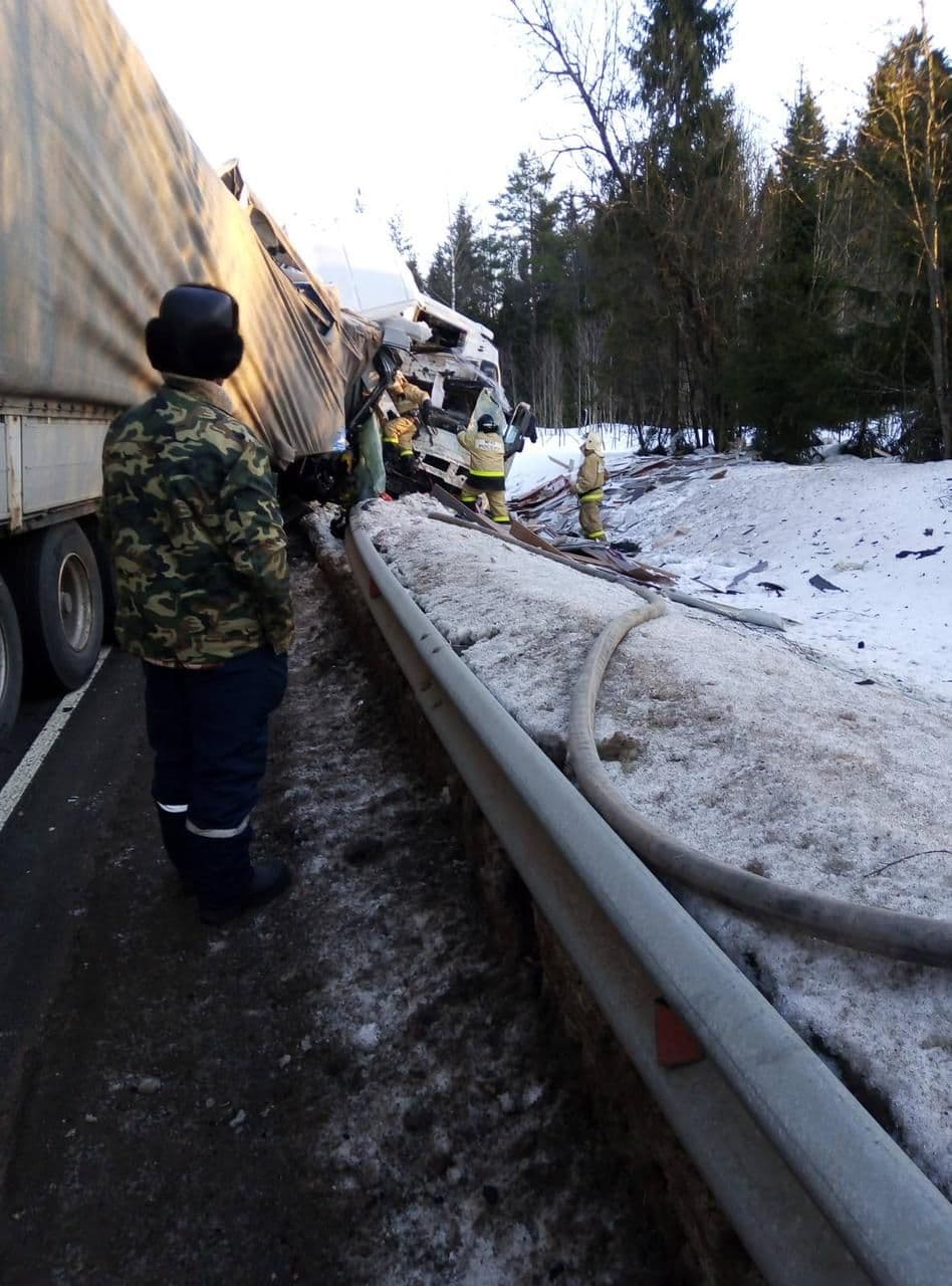 Лобовое столкновение двух грузовиков перекрыло трассу «Вологда – Новая Ладога»