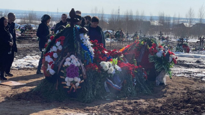 «Никому не сказал, куда поехал»: как хоронили в Ярославской области десантника, погибшего на Украине