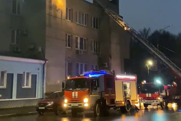 Началось с подвала: в Ярославле пожарные тушат здание бывшего банка в центре города. Видео