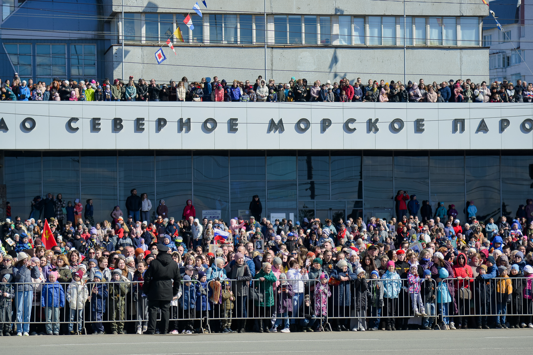 Люди стояли даже на козырьке здания Северного морского пароходства Люди стояли даже на козырьке здания Северного морского пароходства