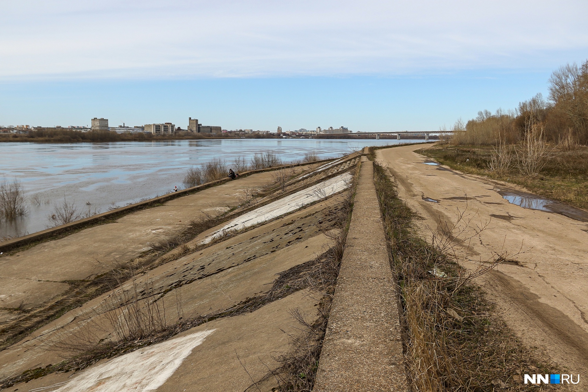 Большая часть улицы за метромостом — заброшенная бетонная набережная Большая часть улицы за метромостом — заброшенная бетонная набережная