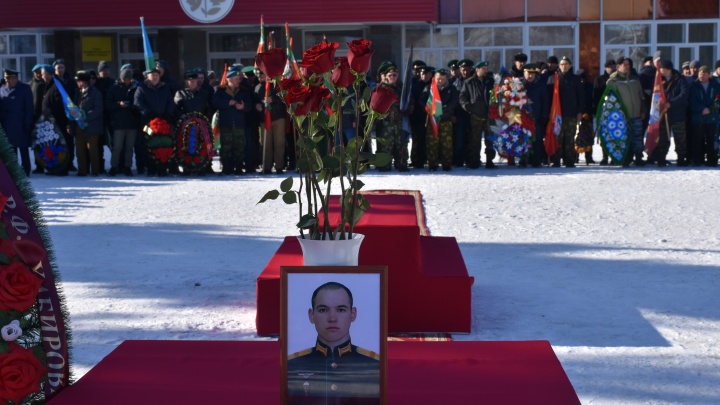 В Башкирии простились с погибшим в ходе спецоперации на Украине десантником Айратом Фатыховым