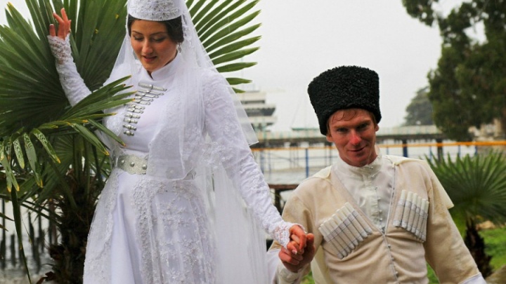 На абхазских свадьбах запретили стрелять, но только из автоматов, из ружья можно