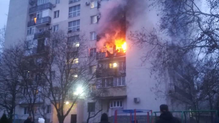 В Новороссийске эвакуировали из горящей многоэтажки 81 человека, пожар продолжается