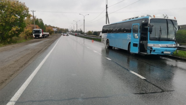 Ехавший из Ангарска в Иркутск автобус столкнулся с грузовиком на объездной дороге Ново-Ленино в Иркутске