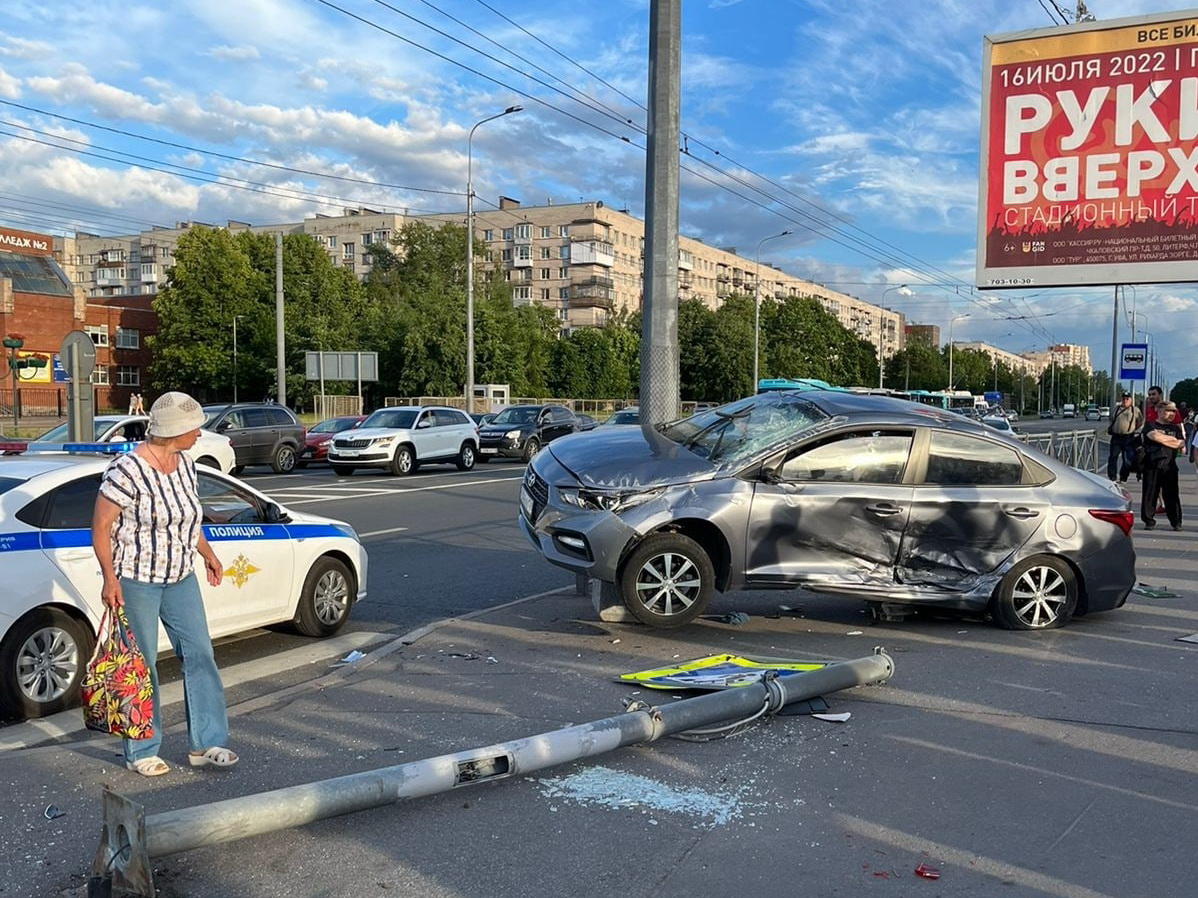 На Партизана Германа «Солярис» вылетел на тротуар, сбил пешехода и оседлал  урну | 05.07.2022 | Санкт-Петербург - БезФормата