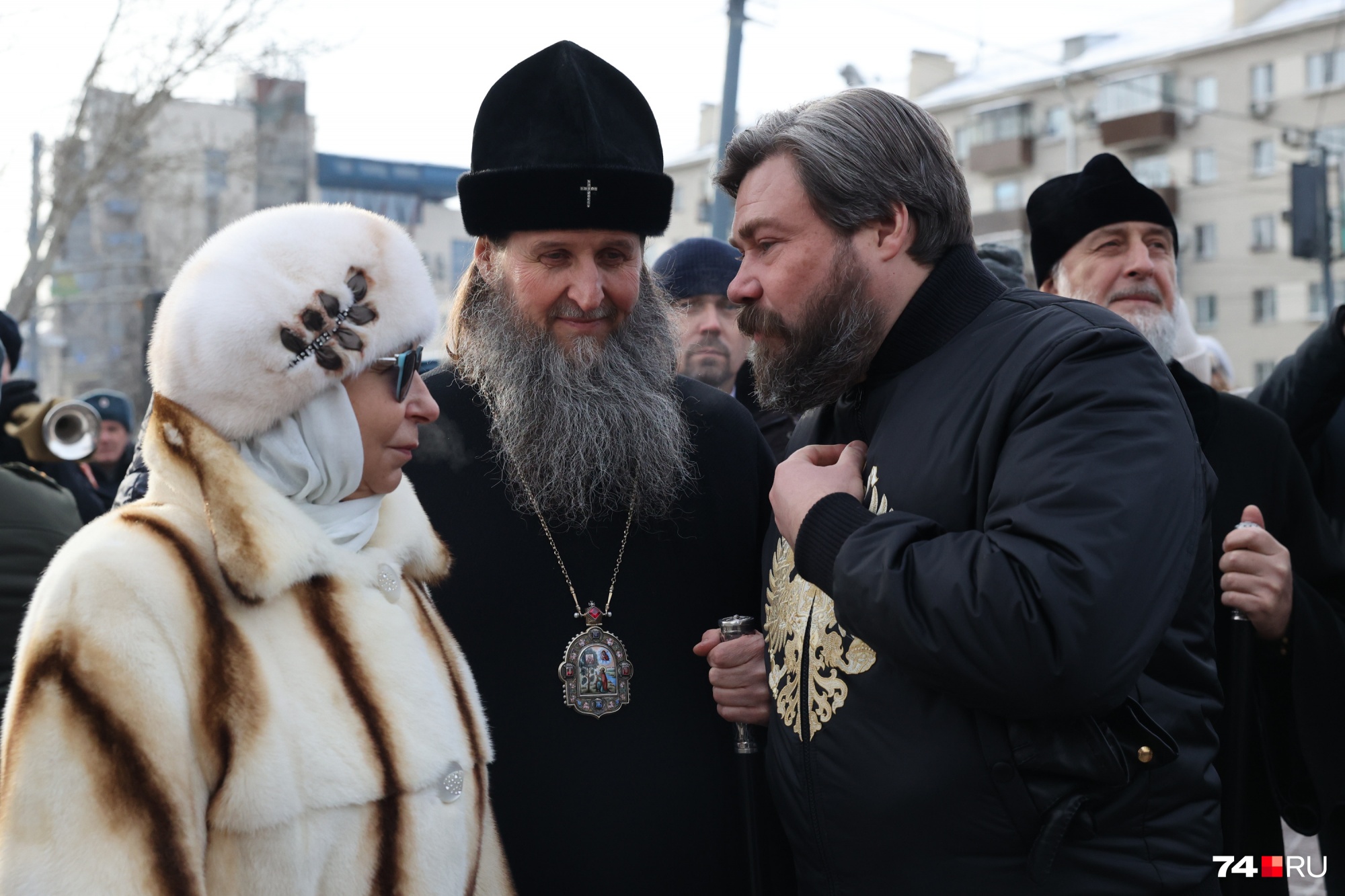 Справа — Константин Малофеев, православный олигарх и один из спонсоров установки памятника