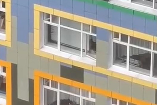 Страшная картина: жильцы дома в Сургуте неоднократно наблюдают в открытом окне детсада детей