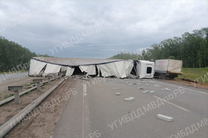 Судя по картам, движение затруднено на ближайшем километре Судя по картам, движение затруднено на ближайшем километре