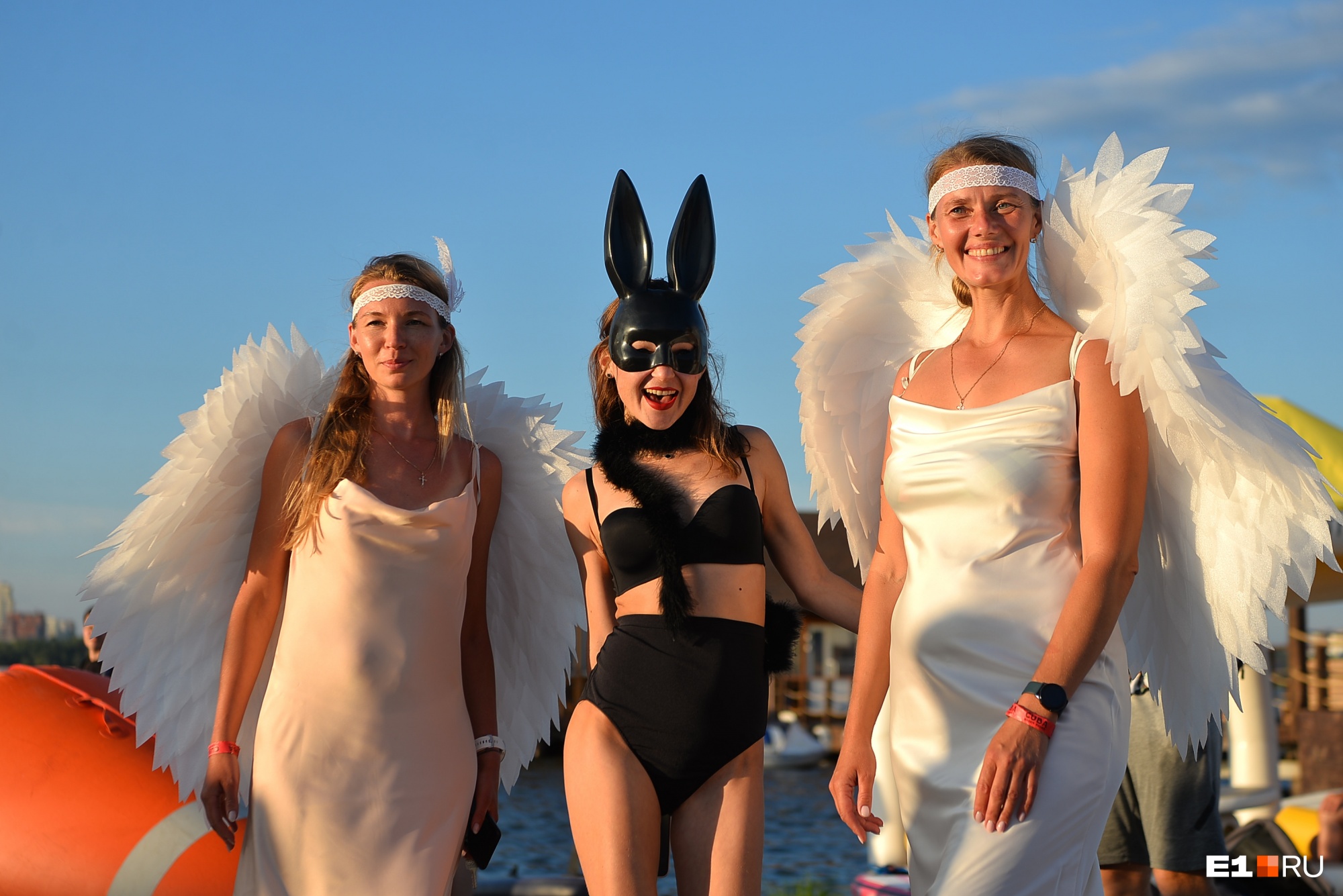 Екатеринбуржцы в безумных нарядах устроили заплыв на Визовскому пруду: 30 ярких фото