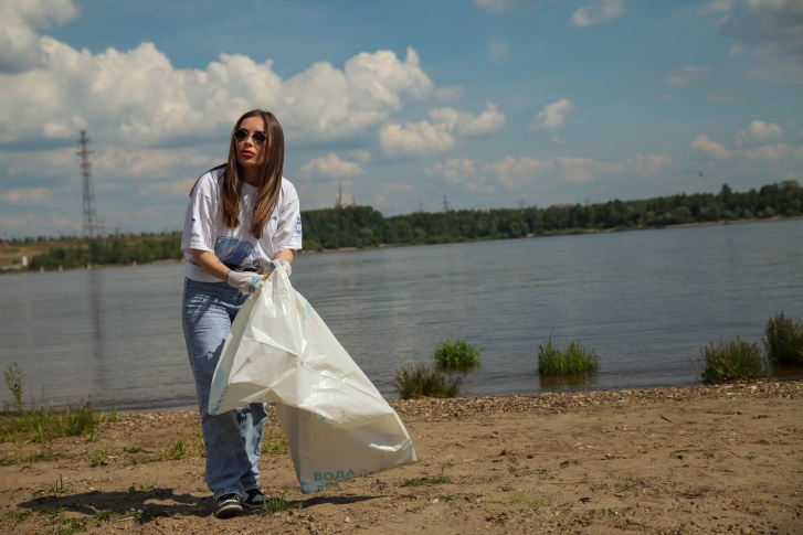 На этом фото актриса Юлия Михалкова, она амбассадор акции «Вода России»