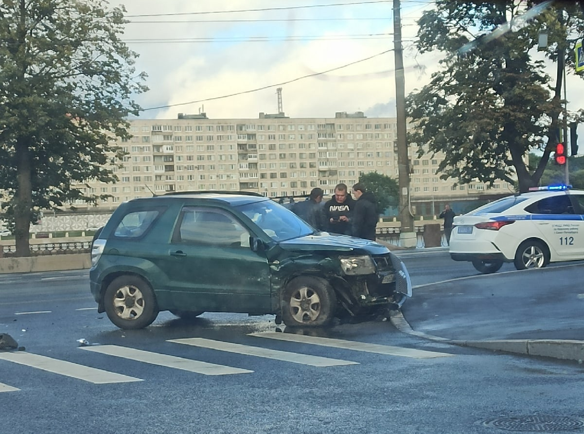 У Володарского моста разворотило КIА. В жёсткой аварии водителю повезло |  04.09.2022 | Санкт-Петербург - БезФормата