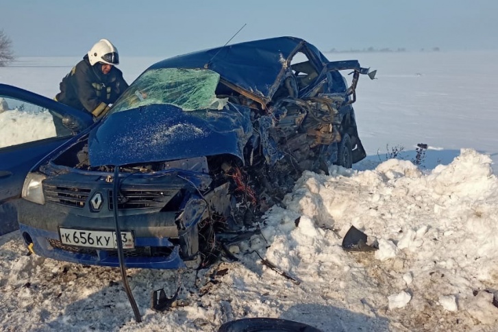 Водитель синего Renault Logan погиб на месте аварии