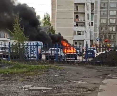 В Сургуте на улице Маяковского сгорел автомобиль