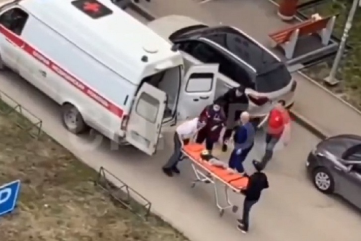 Четырехлетнего мальчика увезли в больницу, но врачи не смогли его спасти