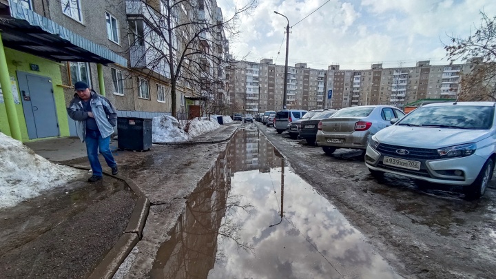 Бассейны из жижи и реки нечистот: из-за неубранного зимой снега Уфа утонула в лужах