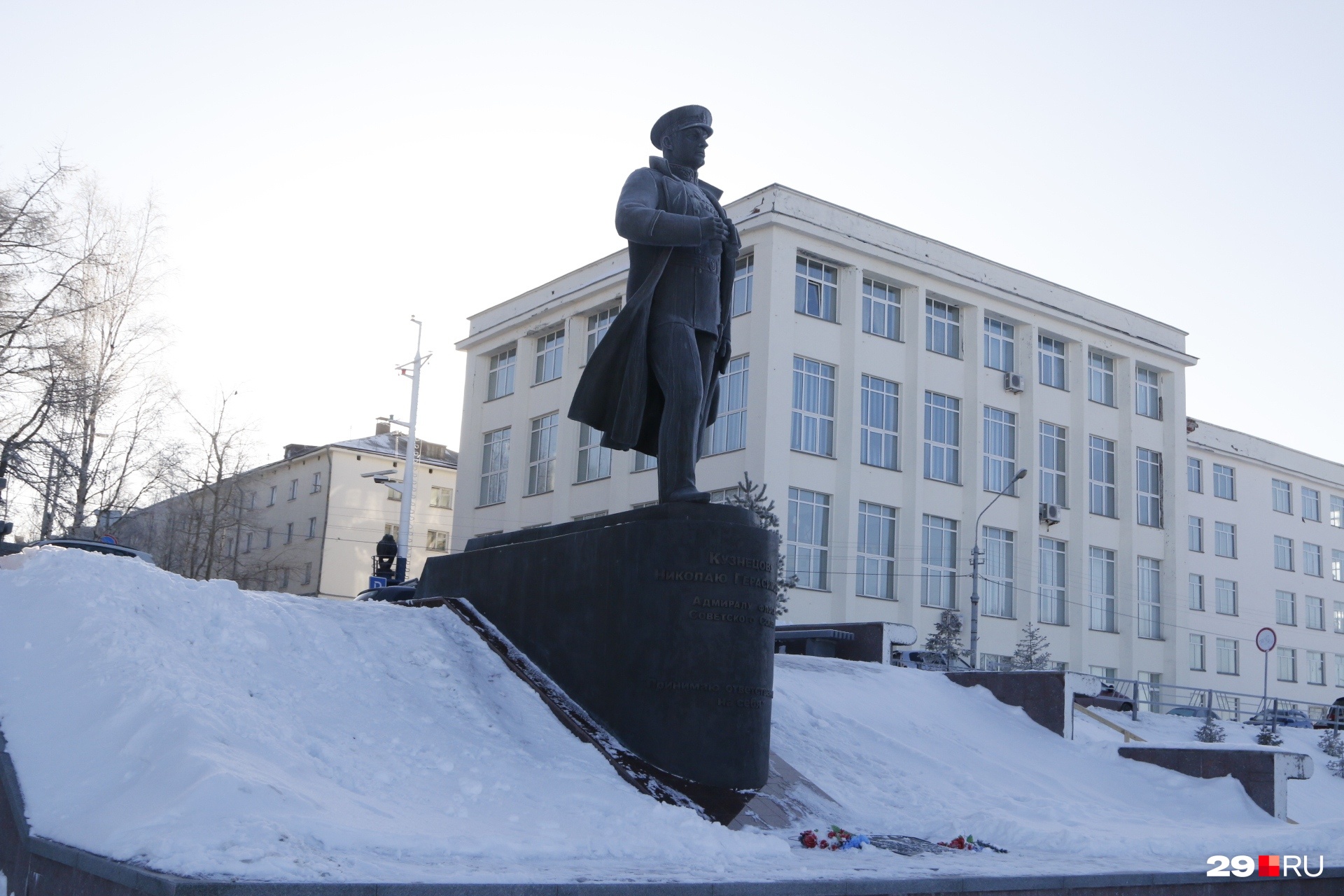 Институт для будущих моряков находится на набережной, рядом с памятником адмиралу Кузнецову
