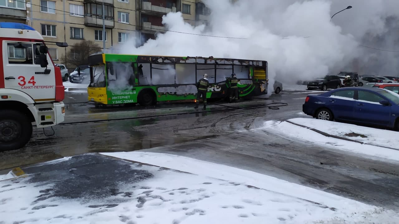 В Петербурге утром сгорели автобус и «Газель». От первого остался лишь  металлический остов | 24.11.2021 | Санкт-Петербург - БезФормата