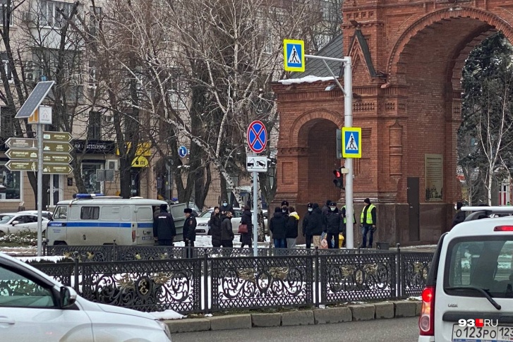 Триумфальная арка в Краснодаре, 13 марта