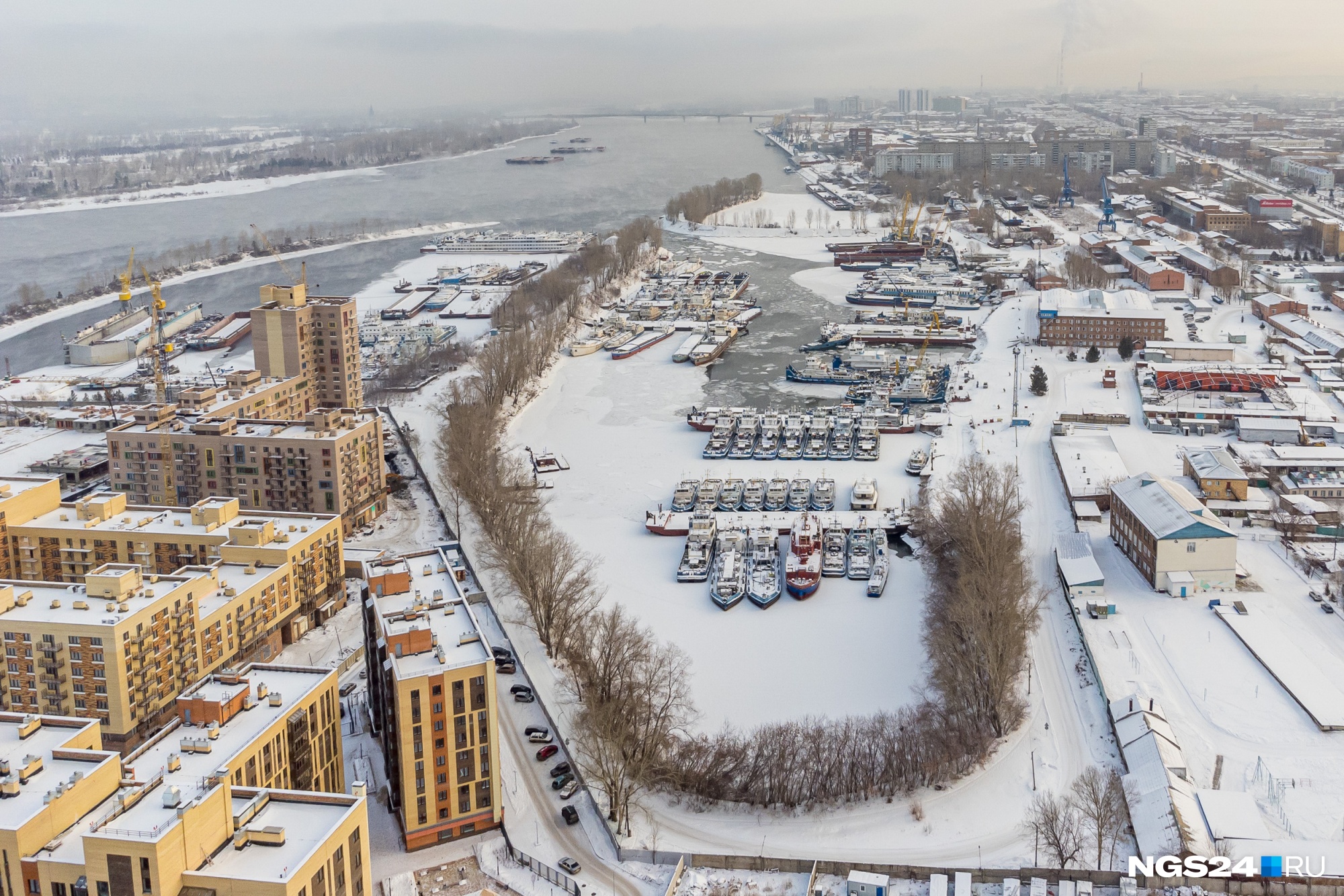 Несмотря на стремительное наступление жилой застройки, площадь пароходства здесь всё же больше — 614 тысяч квадратных метров с длиной акватории в 3,7 километра (район Южный берег занимает около 400 тысяч квадратных метров) Несмотря на стремительное наступление жилой застройки, площадь пароходства здесь всё же больше — 614 тысяч квадратных метров с длиной акватории в 3,7 километра (район Южный берег занимает около 400 тысяч квадратных метров)