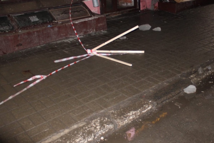 Лед рухнул на 19-летнего парня с крыши дома на улице Свободы в Ярославле