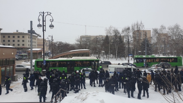 Шли в аквапарк, попали в автозак: туристки из Москвы — о том, как приехали в Тюмень и их задержали на митинге