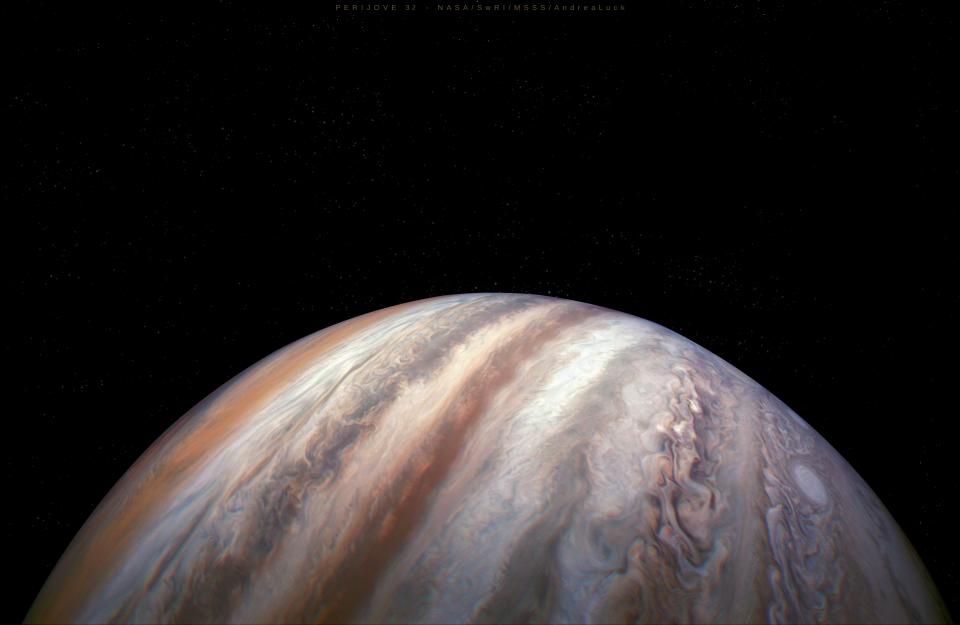 Причудливые штормы и яркий спутник. NASA показало фотографии Юпитера и Ио