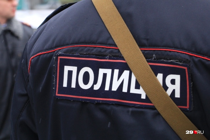Еще до начала встречи полиция задержала одного из активистов. Еще одного мужчину увели после записи видеообращения Еще до начала встречи полиция задержала одного из активистов. Еще одного мужчину увели после записи видеообращения
