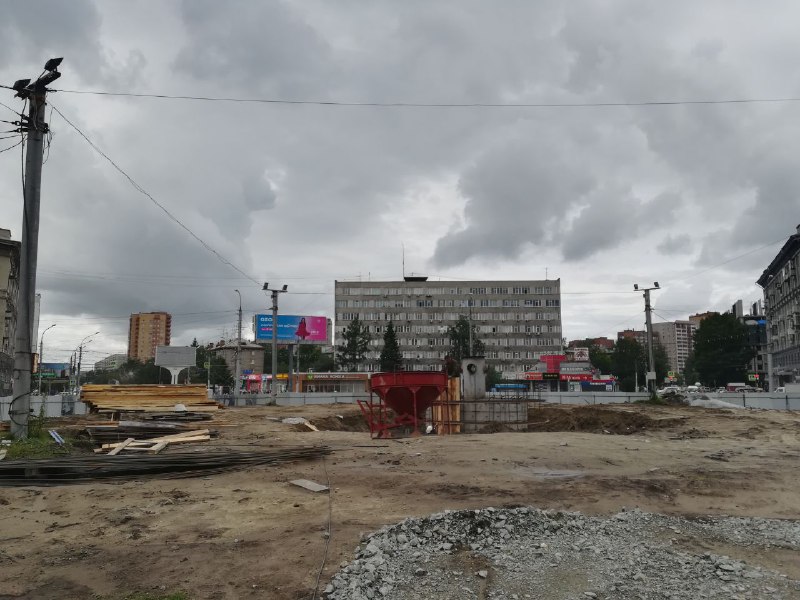 Стелу «Город трудовой доблести» начали монтировать у станции метро Заельцовская в Новосибирске