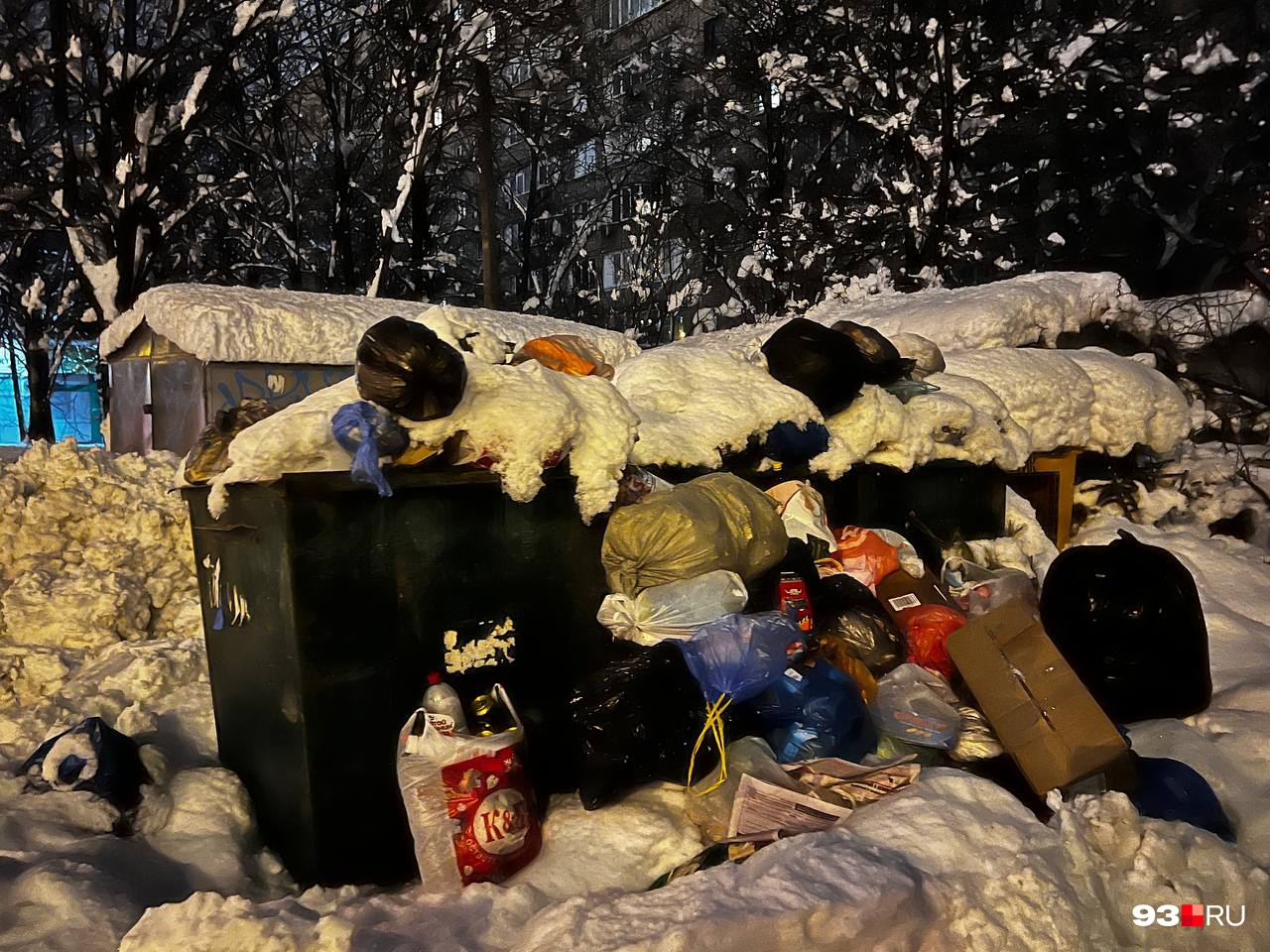 Такие горы мусора в районе 40-летия Победы