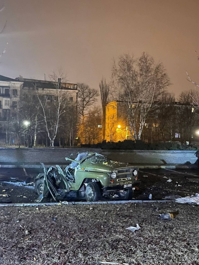 Возле здания правительства ДНР сегодня взорвалась машина. Глава непризнанной республики Пушилин заявил, что это был автомобиль начальника управления Народной милиции Синенкова, он не пострадал