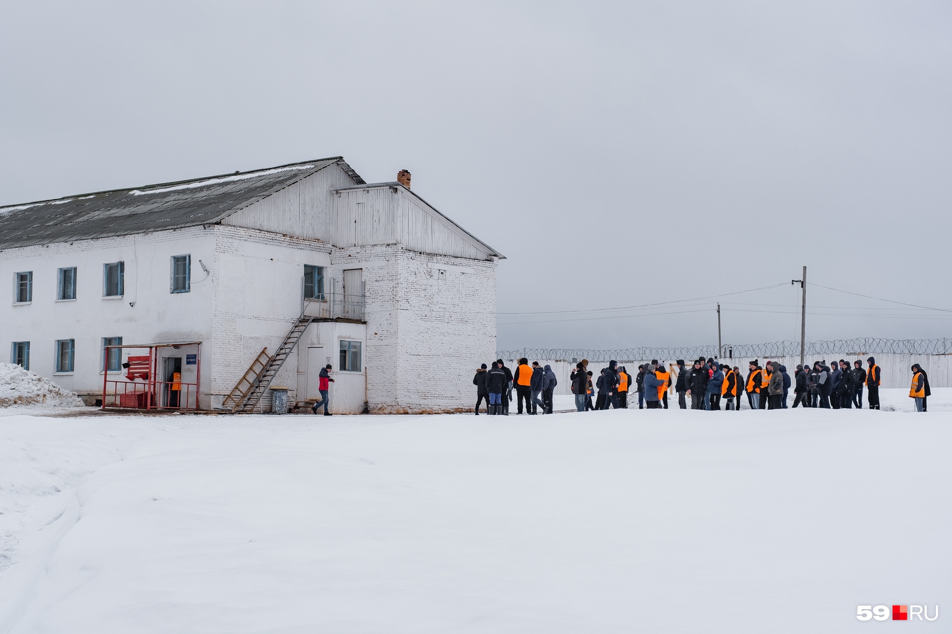 Эту фотографию мы сделали в одной из колоний-поселений Пермского края: заключенные стоят на территории, могут перемещаться между корпусами