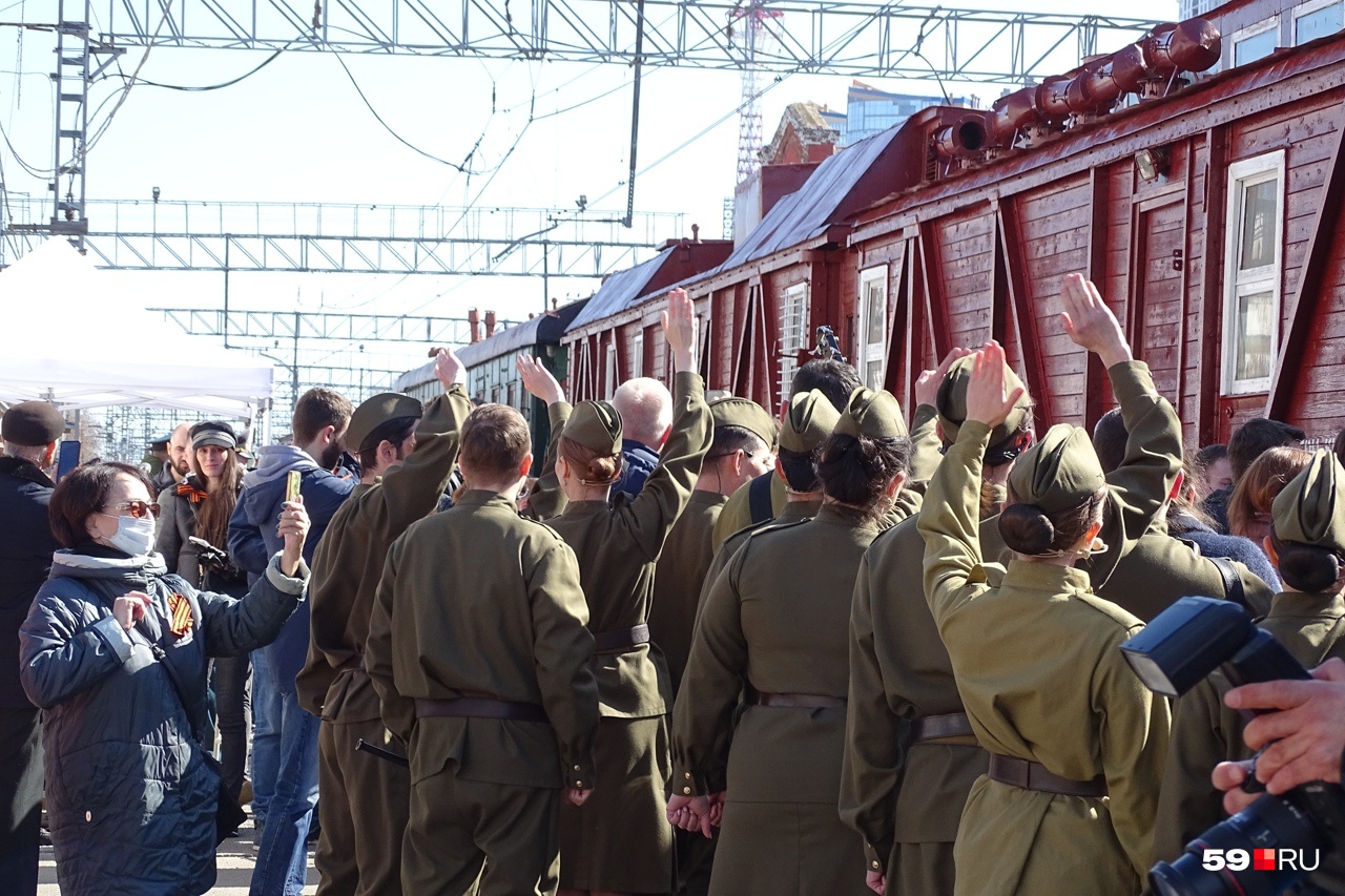 На перроне для пермяков организовали костюмированное представление и концертную программу На перроне для пермяков организовали костюмированное представление и концертную программу