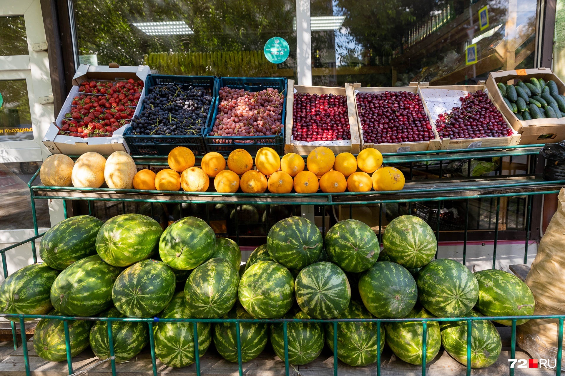 Добавим, что здесь же продают ягоды: узбекистанскую черешню — от 590 до 650 рублей за кило, клубнику — за 550 рублей