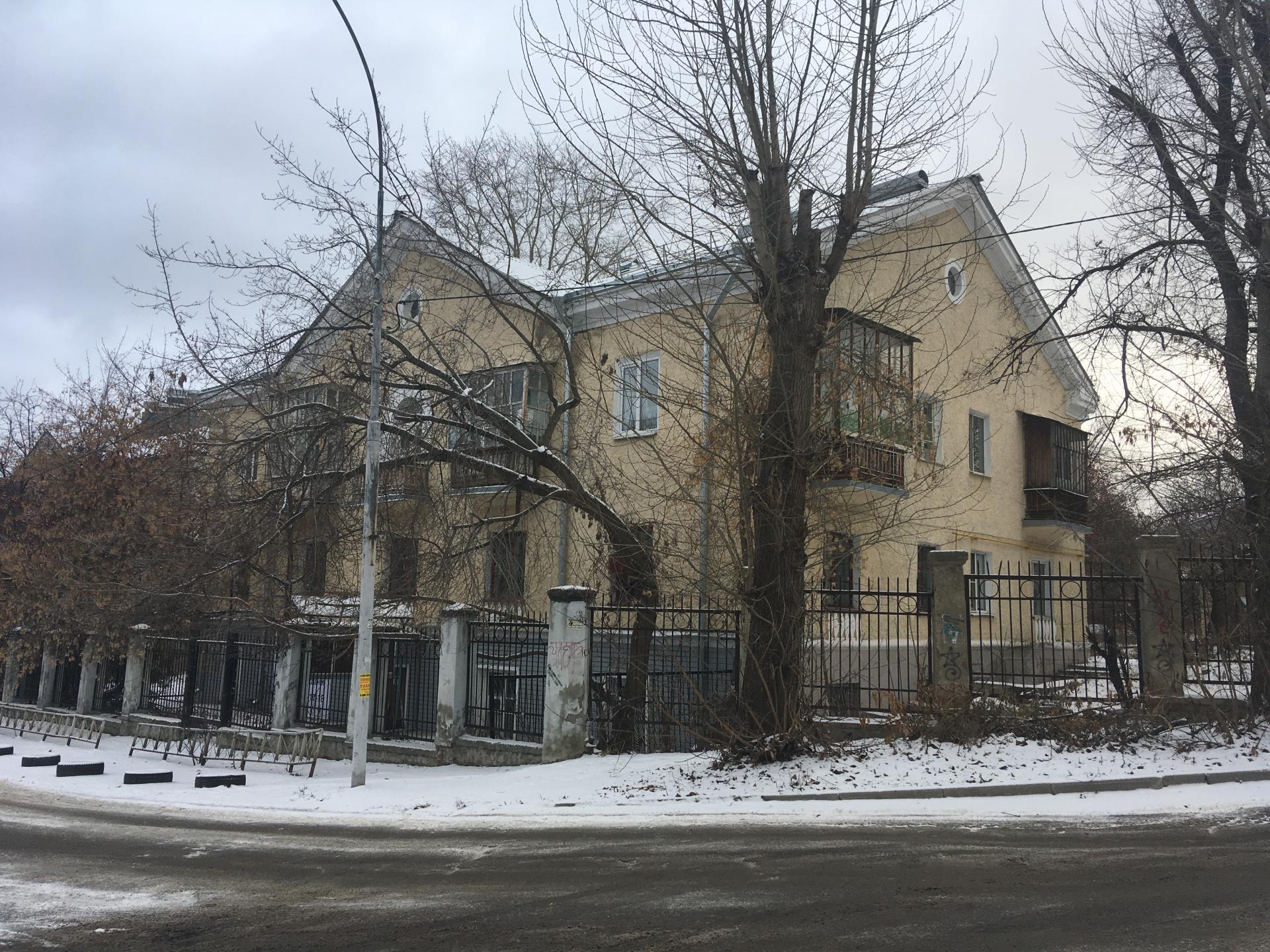 В Екатеринбурге Росимущество пытается продать помещение в доме, который снесут ради многоэтажек